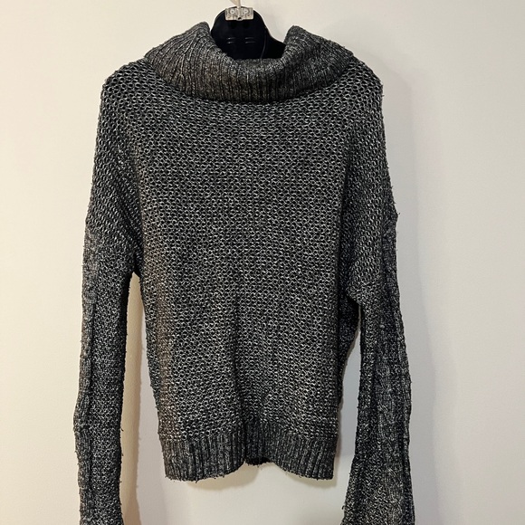 URBAN OUTFITTERS CUT OUT SWEATER - Picture 3 of 4